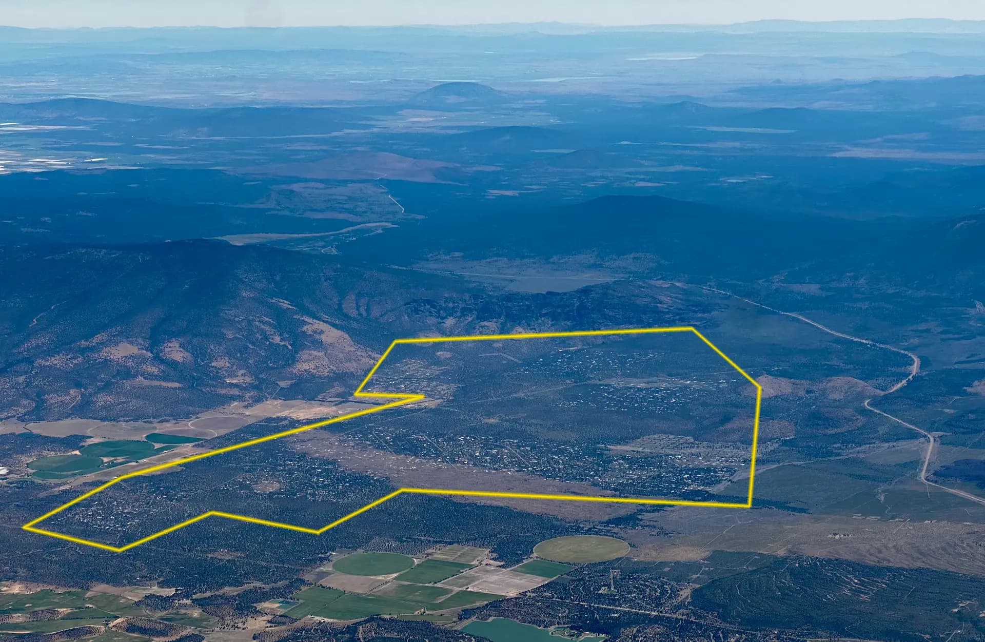 Una sección de sitios de cultivo ilícito de marihuana en el condado de Siskiyou, California, el 1 de junio de 2026. (John Fredricks/The Epoch Times)