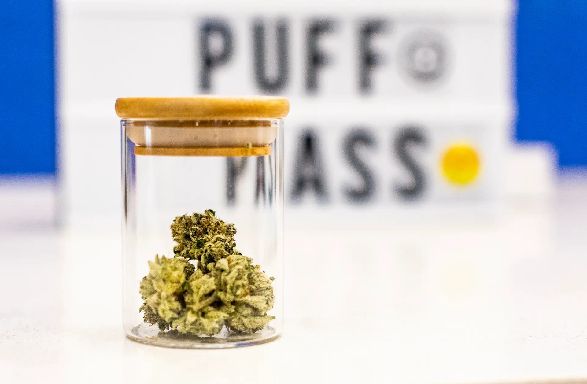 Muestras de marihuana legal se exhiben en un dispensario de cannabis en Santa Ana, California, el 18 de febrero de 2021. Según las autoridades policiales, los productos de marihuana ilícita de California siguen llegando a diversos minoristas de cannabis con licencia. (John Fredricks/The Epoch Times)