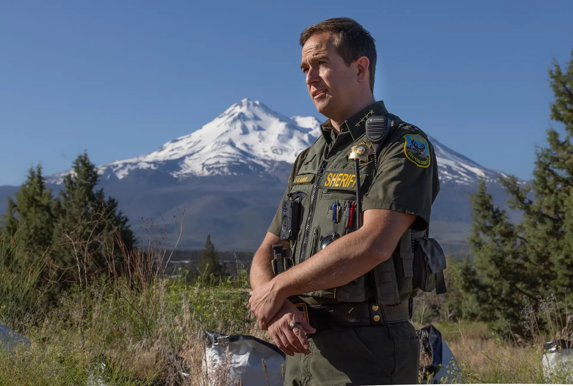 El sheriff del condado de Siskiyou, Jeremiah LaRue, participa en operaciones de control de la marihuana en las afueras de Montague, California, el 4 de junio de 2026. (John Fredricks/The Epoch Times)