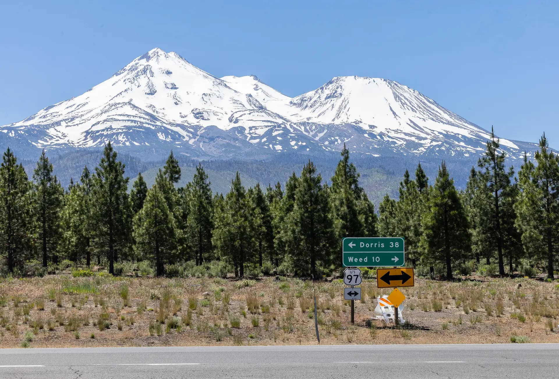 Se observan letreros que dirigen el tráfico hacia la ciudad de Weed, California, cerca de sitios de cultivo ilegal de marihuana en las afueras de Montague, California, el 4 de junio de 2026. (John Fredricks/The Epoch Times)