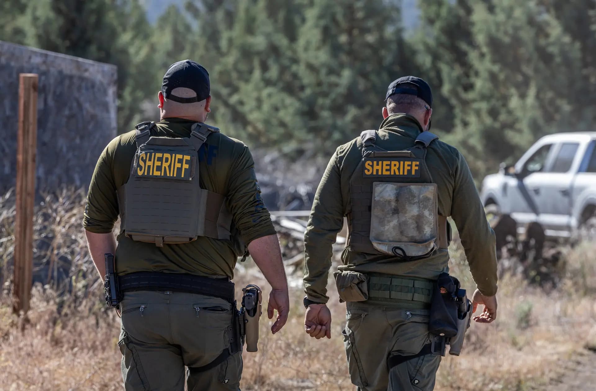 Agentes del Departamento del Sheriff del condado de Siskiyou participan en una operación contra plantaciones ilegales de marihuana en las afueras de Montague, California, el 4 de junio de 2026. (John Fredricks/The Epoch Times)