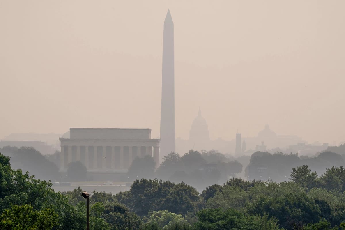 El Monumento a Lincoln, el Monumento a Washington y el Capitolio de EE. UU. apenas se ven desde un mirador en Arlington, Virginia, mientras el denso humo de los incendios forestales envuelve el paisaje de Washington, D.C., el 17 de julio de 2026. (Foto AP/J. Scott Applewhite)
