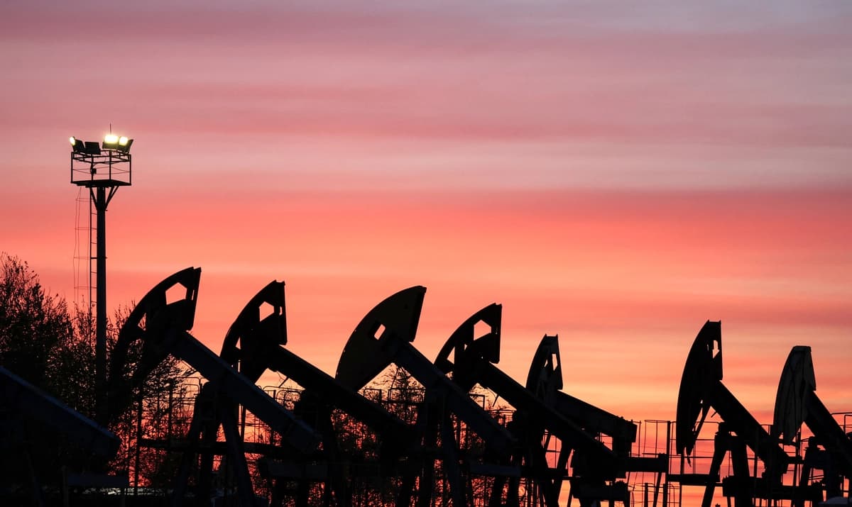 Las nubes del atardecer resplandecen sobre las bombas de extracción en el yacimiento petrolero de Airankol, operado por Caspiy Neft en la región de Atyrau, Kazajistán, el 21 de abril de 2026. (Pavel Mikheyev/Reuters)