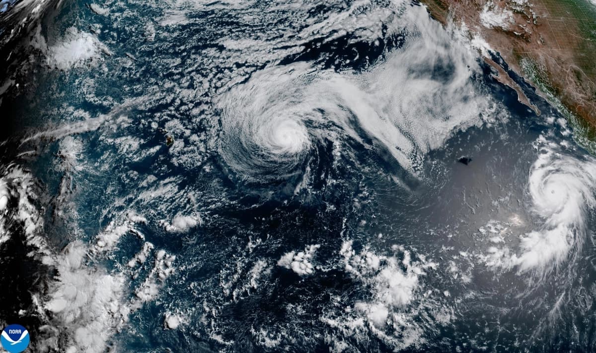 Esta imagen de satélite difundida por la NOAA muestra al huracán Fausto, en el centro, y al huracán Genevieve frente a la costa suroeste de México, a la derecha, sobre el Océano Pacífico, el domingo 26 de julio de 2026. (NOAA vía AP)