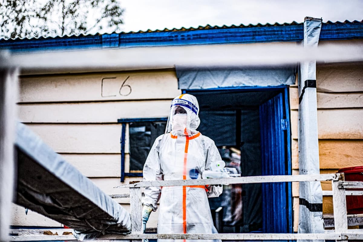 Un médico en un centro de tratamiento del ébola en Bunia, Congo, el 13 de julio de 2026. (Benediction Murhabazi/AFP vía Getty Images).