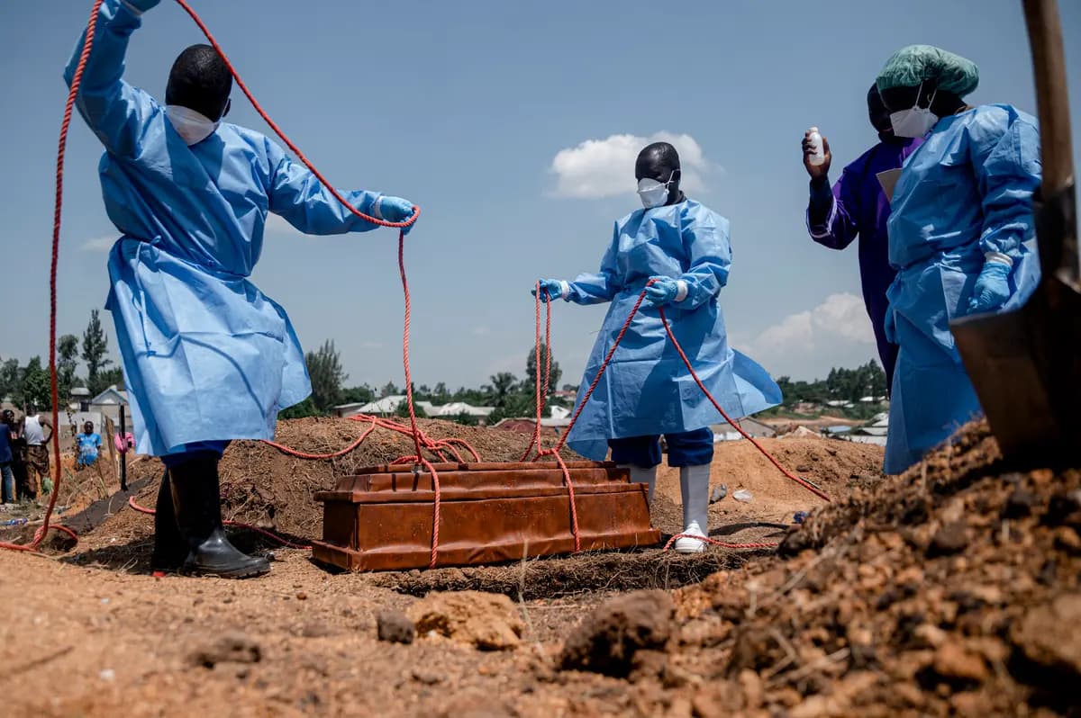 <em>Equipos de la Federación Internacional de Sociedades de la Cruz Roja y de la Media Luna Roja preparan el cementerio de Mbiyo para el entierro del cuerpo de un cuarto huérfano que falleció a causa del virus del ébola en un orfanato de Bunia, provincia de Ituri, el 19 de junio de 2026. )Jospin Mwisha/AFP vía Getty Images).</em>