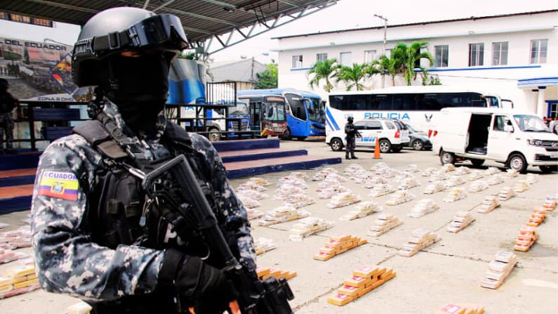 Puerto de Ecuador frena envío de 2.4 toneladas de cocaína escondidas entre fruta