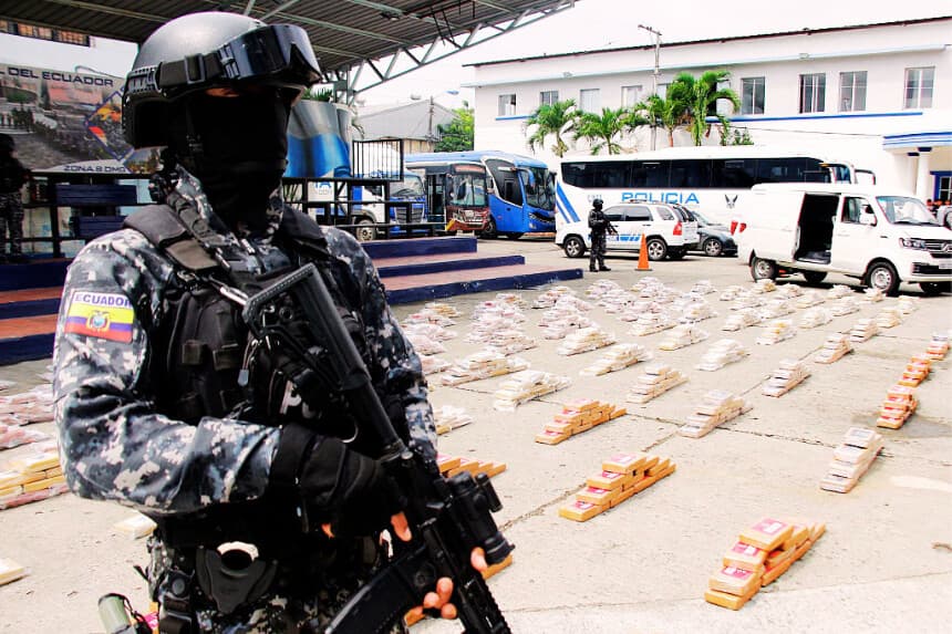 Puerto de Ecuador frena envío de 2.4 toneladas de cocaína escondidas entre fruta