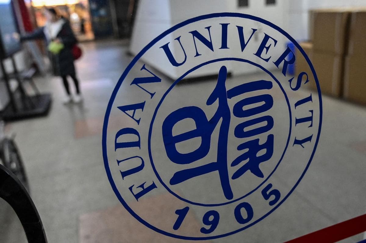 Se observa un letrero de la Universidad de Fudan en su campus de Shanghái el 18 de diciembre de 2019. (Héctor Retamal/AFP vía Getty Images).