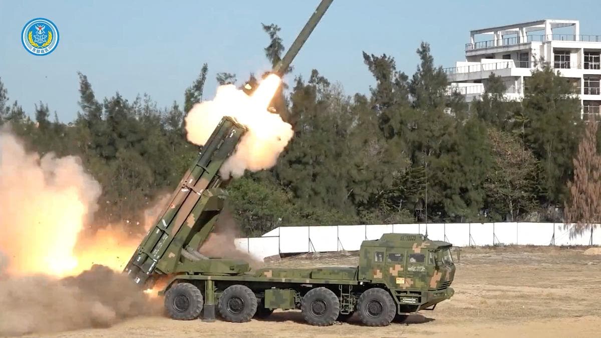 En esta captura de pantalla de un video difundido por el Comando del Teatro Oriental del Ejército Popular de Liberación de China (EPL) el 30 de diciembre de 2025, se observa el uso de un lanzamisiles en ejercicios de tiro real de largo alcance dirigidos a las aguas al norte de Taiwán, desde una ubicación no revelada. (Comando del Teatro Oriental/Imagen cedida vía Reuters).