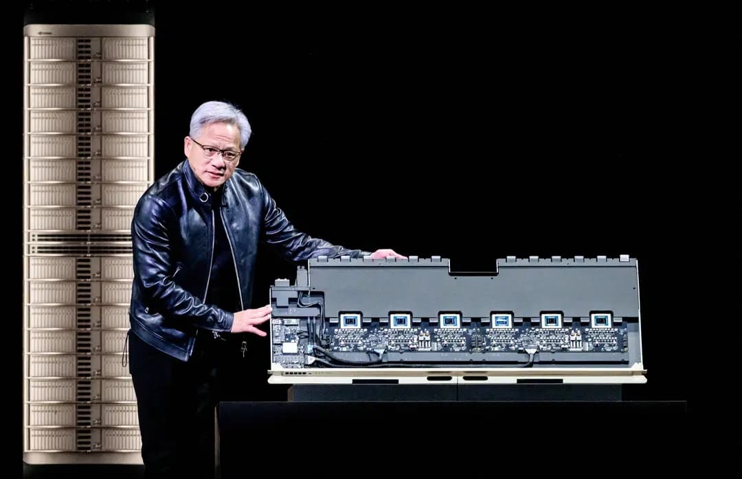 El director ejecutivo de Nvidia, Jensen Huang, presenta Vera Rubin, una plataforma de centros de datos de IA de próxima generación, y Rubin Ultra, una arquitectura de GPU de IA de próxima generación, durante la conferencia anual de desarrolladores de GPU de la empresa en San José, California, el 16 de marzo de 2026. A medida que Estados Unidos continúa su expansión en el campo de la IA, China ha restringido las exportaciones de minerales críticos, lo que ha elevado los precios y alargado los plazos. (Josh Edelson/AFP/vía Getty Images)