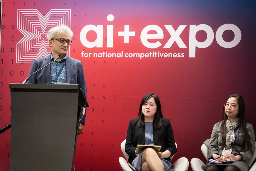 Ethan Tu, fundador de Taiwan AI Labs, habla durante el Proyecto Especial de Estudios Competitivos de la AI+Expo en Washington el 3 de junio de 2025. La organización sin fines de lucro con sede en Taipéi utiliza inteligencia artificial para desenmascarar operaciones coordinadas de influencia y ha documentado las campañas de Beijing dirigidas a las elecciones de Taiwán. (Madalina Vasiliu/The Epoch Times)