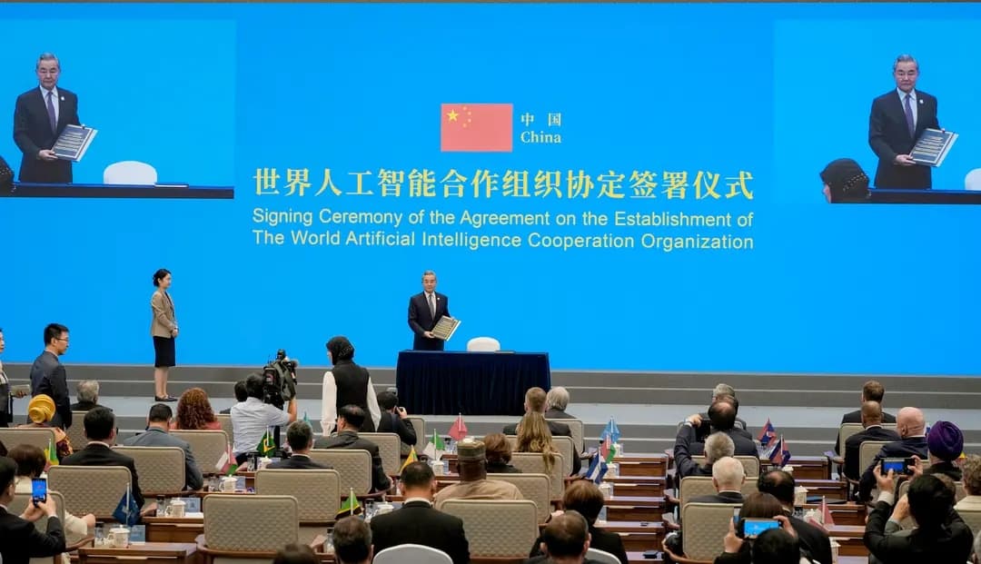 El ministro de Relaciones Exteriores de China, Wang Yi, y representantes de 29 países en la firma del acuerdo para el establecimiento de la Organización Mundial de Cooperación en Inteligencia Artificial, previo a la Conferencia Mundial de IA en Shanghái el 16 de julio de 2026. La verdadera división en la competencia por la IA es moral, afirma un exingeniero del Ejército Popular de Liberación. (Ng Han Guan-Pool/Getty Images)