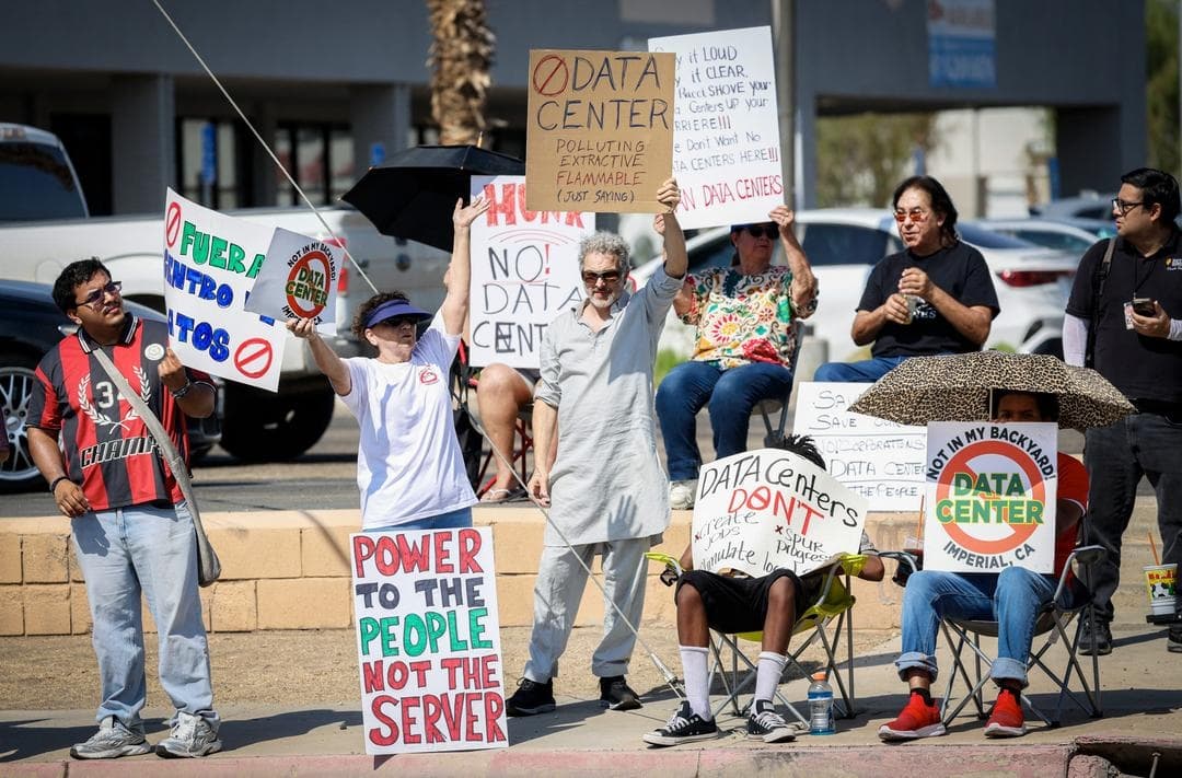Manifestantes agitan pancartas durante una protesta a nivel nacional contra la expansión de los centros de datos de IA, en Imperial, California, el 18 de julio de 2026. (Sandy Huffaker/AFP vía Getty Images)