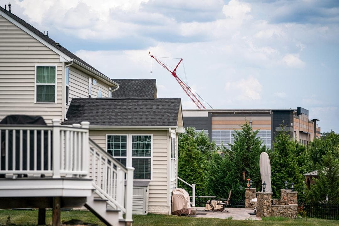 Un centro de datos de Amazon Web Services cerca de viviendas unifamiliares en Stone Ridge, Virginia, el 17 de julio de 2024. Un grupo de investigación contabilizó bloqueos o retrasos provocados por la oposición local a al menos 75 proyectos de centros de datos en el primer trimestre de 2026 —en su mayoría debido a preocupaciones sobre los precios de la electricidad, el uso del agua y la contaminación acústica. (Nathan Howard/Getty Images)
