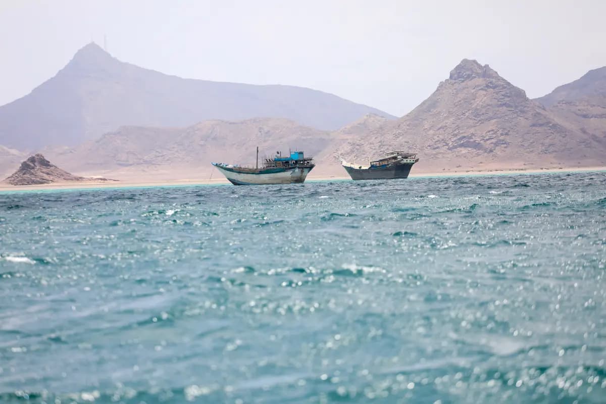 Embarcaciones flotan cerca de la costa de Bab el-Mandeb, en Yemen, el 2 de abril de 2026. (Reuters).