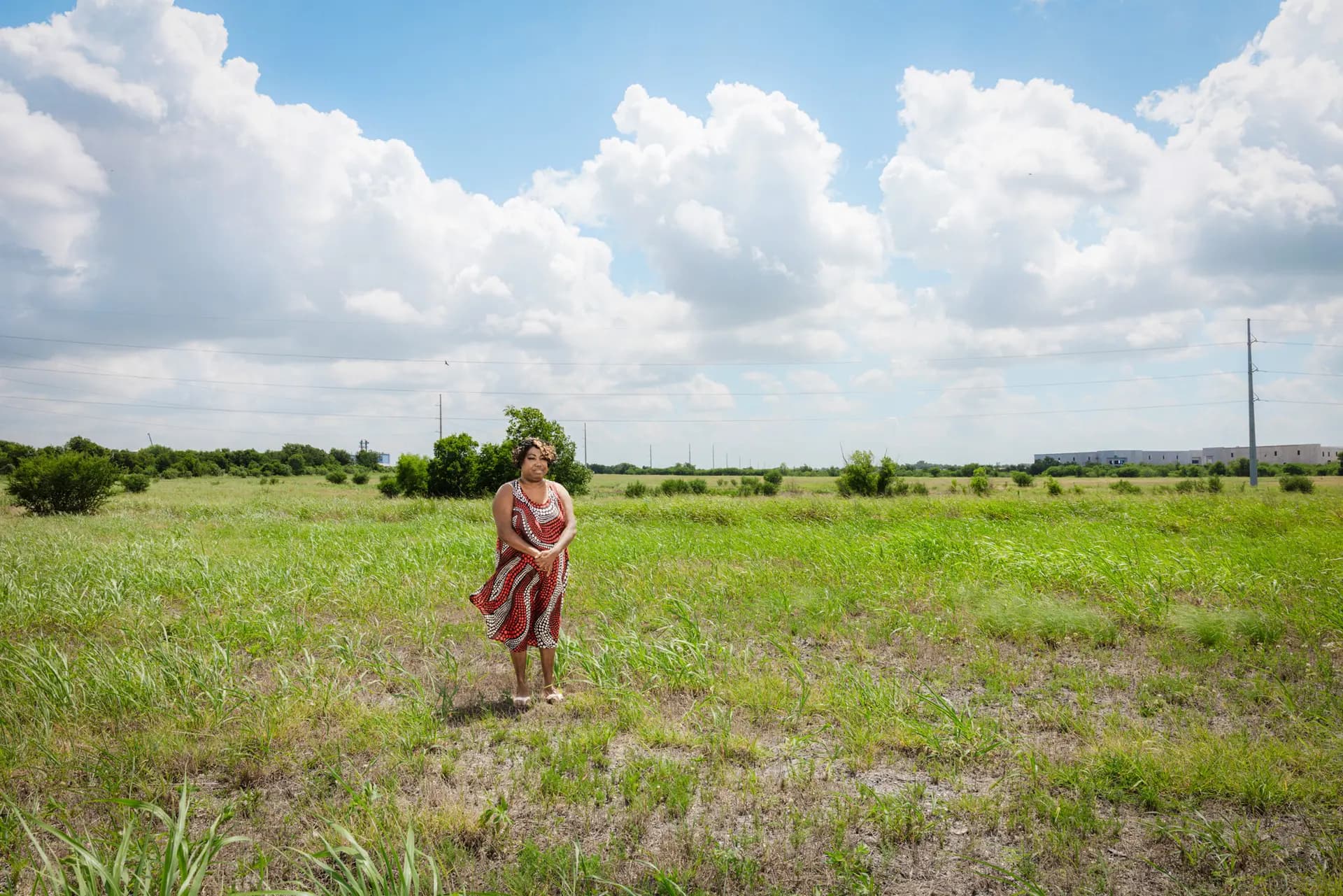 Pamela Griffin se encuentra en el sitio donde se propone construir un centro de datos en Taylor, Texas, el 1 de julio de 2026. Los familiares de Griffin han vivido en el vecindario desde que su abuela compró el terreno a las afueras de la ciudad. En aquella época, a las personas de raza negra no se les permitía comprar terrenos dentro de los límites de la ciudad. (Cathlin McCullough para The Epoch Times).
