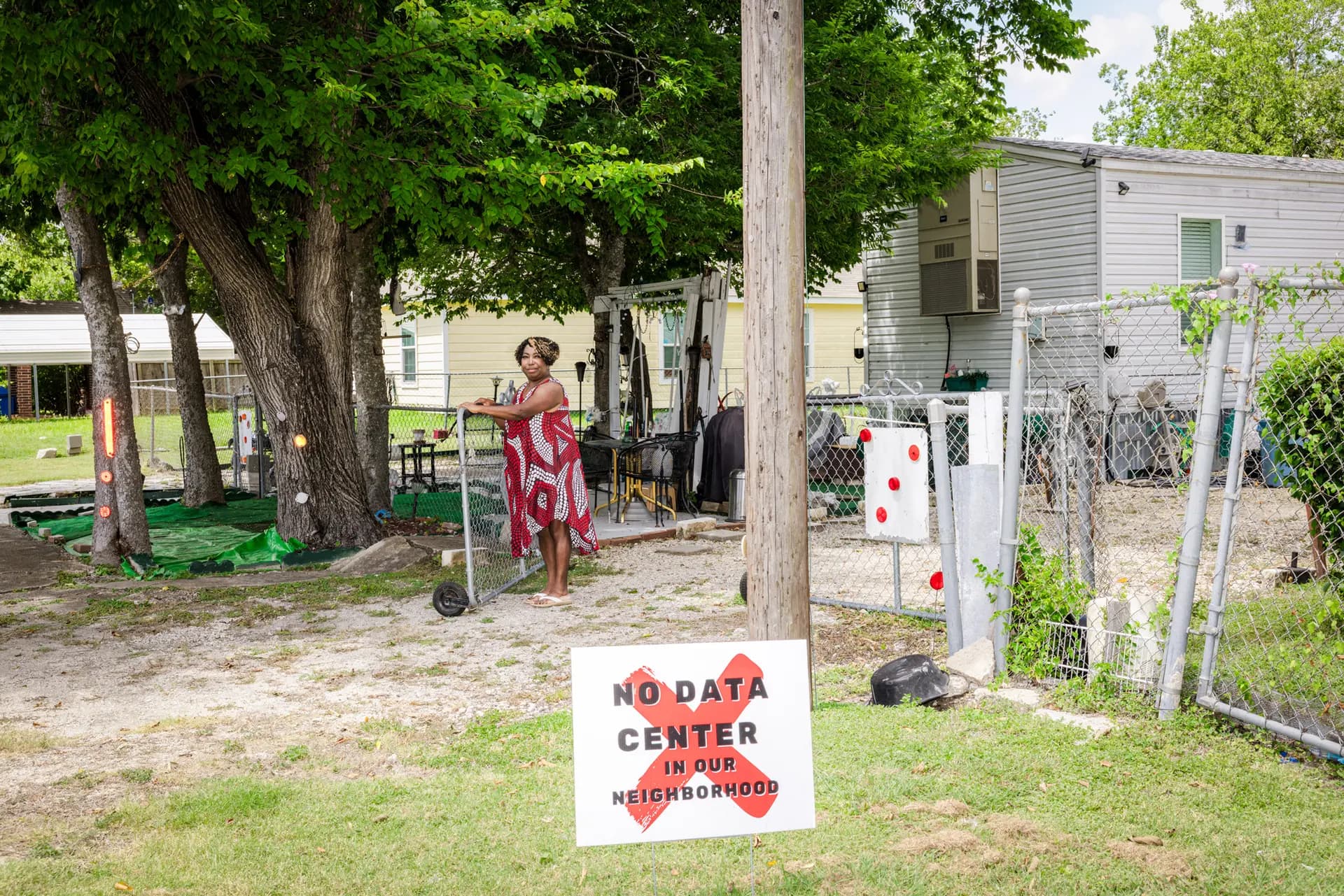 Pamela Griffin se encuentra junto a su casa en Taylor, Texas, el 1 de julio de 2026. Su terreno linda con una extensión de tierra que podría convertirse en la sede de un centro de datos de gran envergadura. (Cathlin McCullough para The Epoch Times).