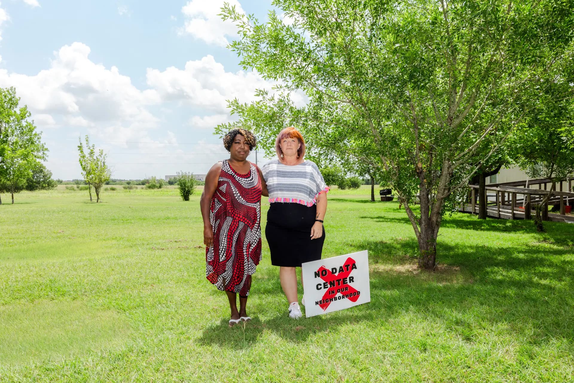 Pamela Griffin (izquierda) y Carrie D’Anna se encuentran en el sitio donde se propone construir un centro de datos en Taylor, Texas, el 1 de julio de 2026. Griffin y D’Anna se conocieron en una reunión municipal sobre el proyecto y desde entonces han estado oponiéndose a él. (Cathlin McCullough para The Epoch Times).