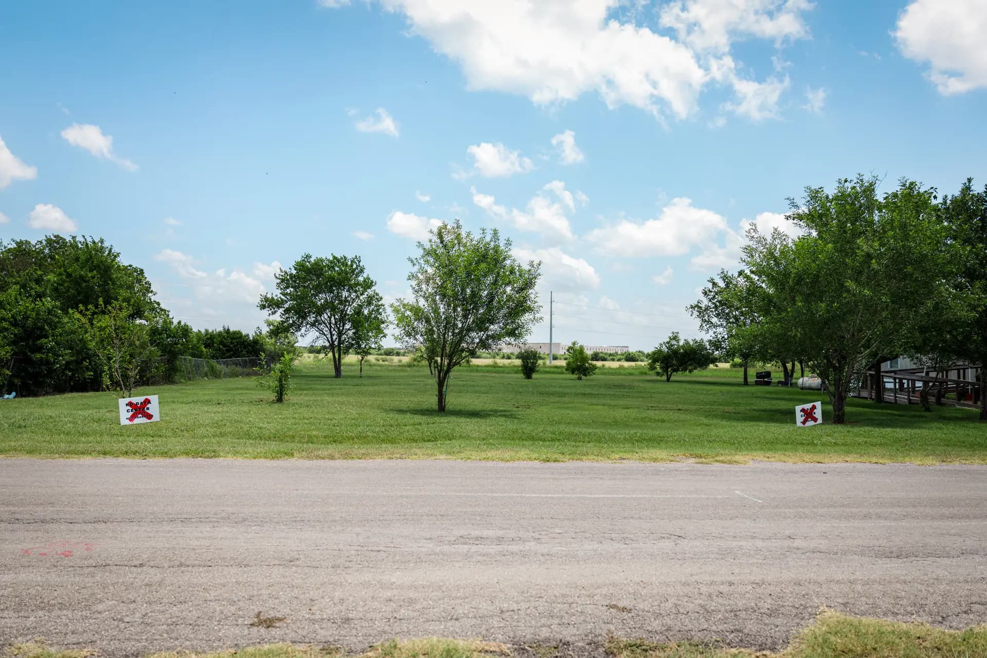 El emplazamiento de un posible centro de datos en Taylor, Texas, el 1 de julio de 2026. Los residentes de la ciudad, que cuenta con una población de 18,000 habitantes, afirman que la propuesta de construir un centro de datos del tamaño de dos campos de fútbol los tomó por sorpresa a la mayoría de ellos. (Cathlin McCullough para The Epoch Times).