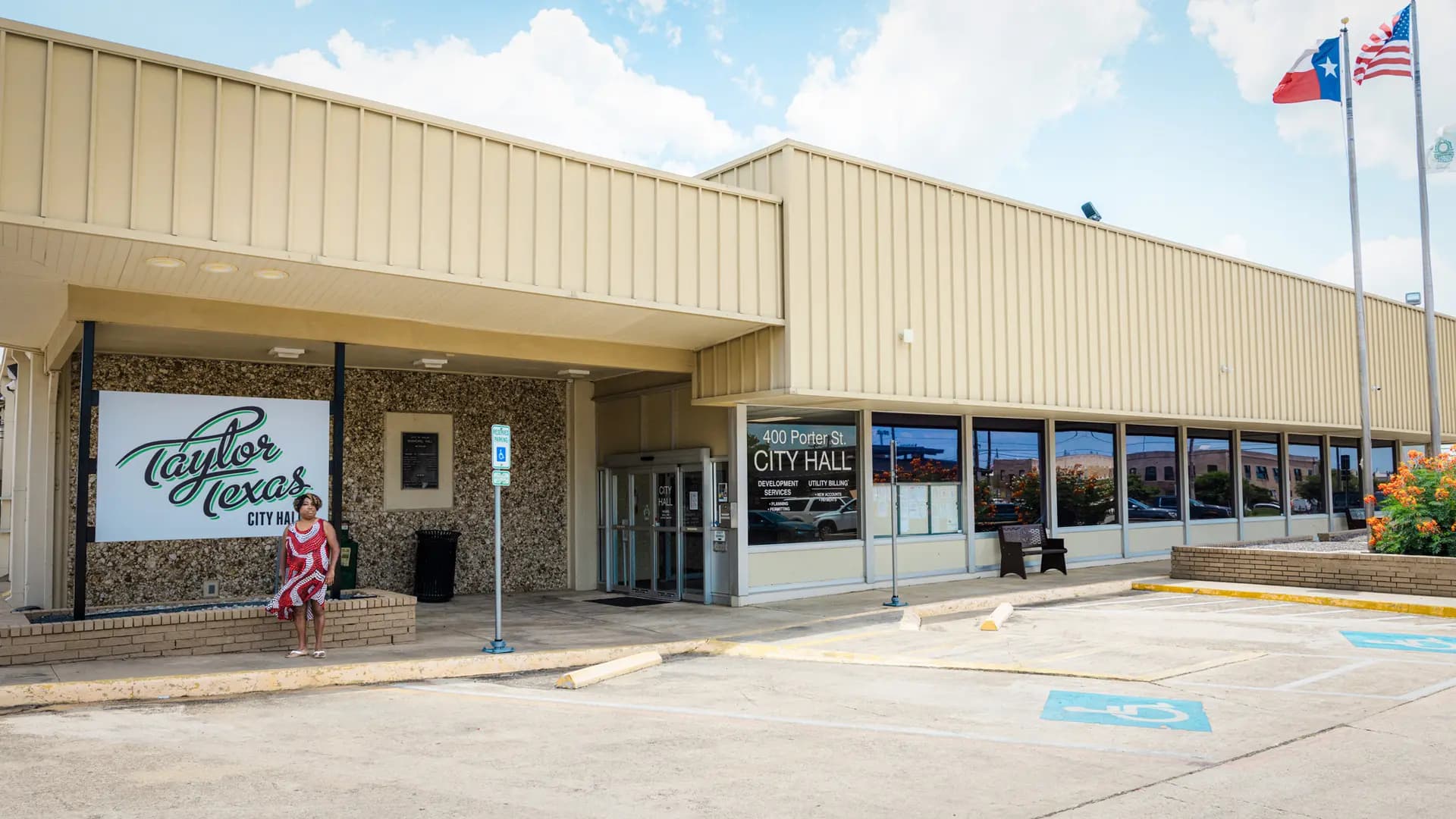 Pamela Griffin se encuentra frente al Ayuntamiento de Taylor, en Taylor, Texas, el 1 de julio de 2026. Griffin afirma que el Concejo Municipal de Taylor ha hecho caso omiso de sus inquietudes respecto al centro de datos. (Cathlin McCullough para The Epoch Times).