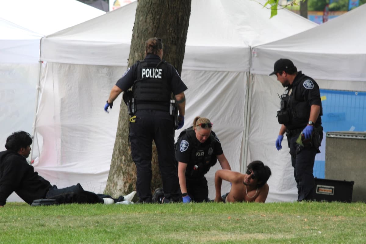 La policía atiende a una persona tras un tiroteo en el Seattle Center durante el festival gastronómico Bite of Seattle en Seattle, Washington, el 26 de julio de 2026. (Estan Wakonabo vía AP).