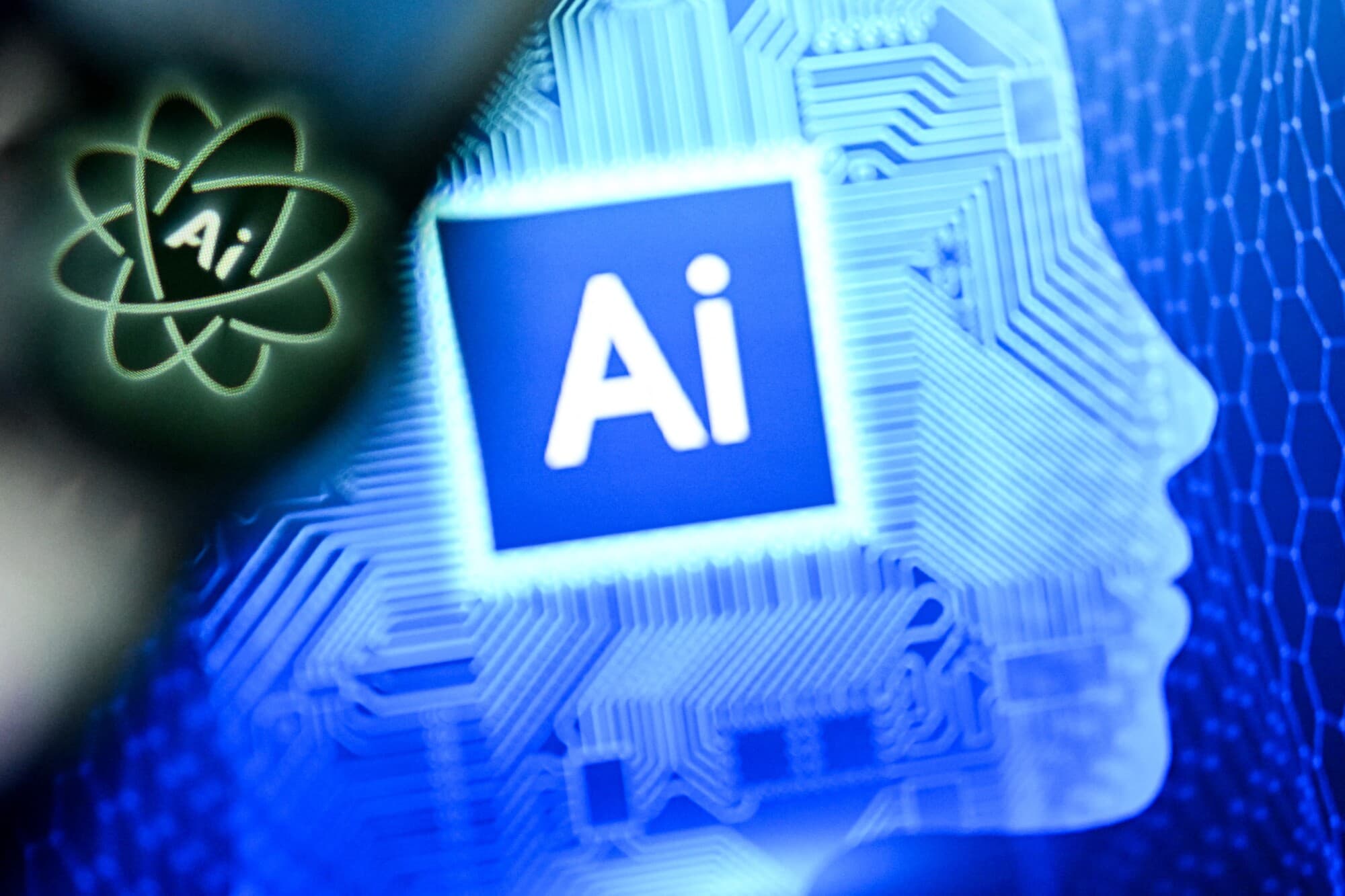 Una foto tomada el 2 de enero de 2025 muestra las letras "AI", que significan "Inteligencia Artificial", en la pantalla de una computadora portátil (derecha), junto al logotipo de la aplicación Chat AI en la pantalla de un teléfono inteligente, en Fráncfort del Meno, al oeste de Alemania. (KIRILL KUDRYAVTSEV/AFP vía Getty Images)