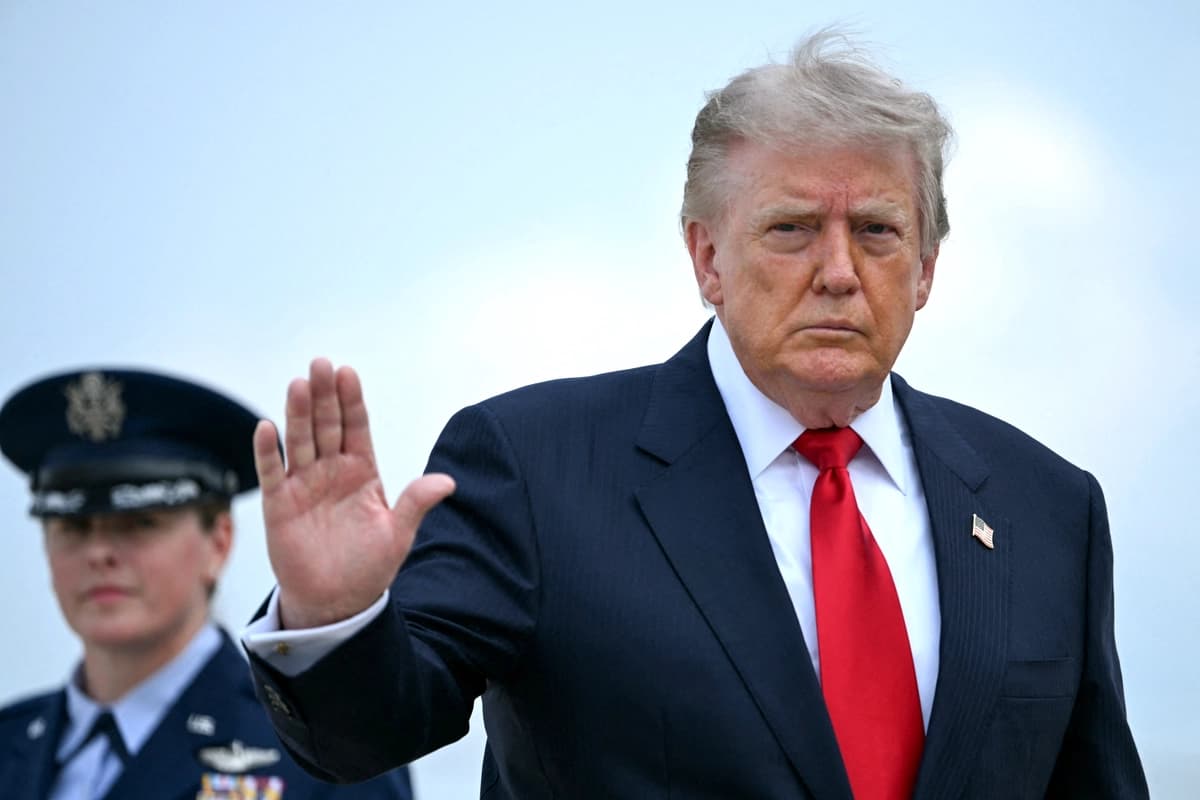 El presidente Donald Trump saluda con la mano mientras sube al Air Force One en la Base Conjunta Andrews, en Maryland, el 27 de julio de 2026. (Brendan Smialowski/AFP vía Getty Images)