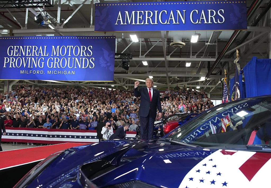 El presidente de EE. UU., Donald Trump, levanta el puño hacia el público tras pronunciar un discurso en el circuito de pruebas de General Motors en Milford, Michigan, el 27 de julio de 2026. (Andrew Harnik/Getty Images)