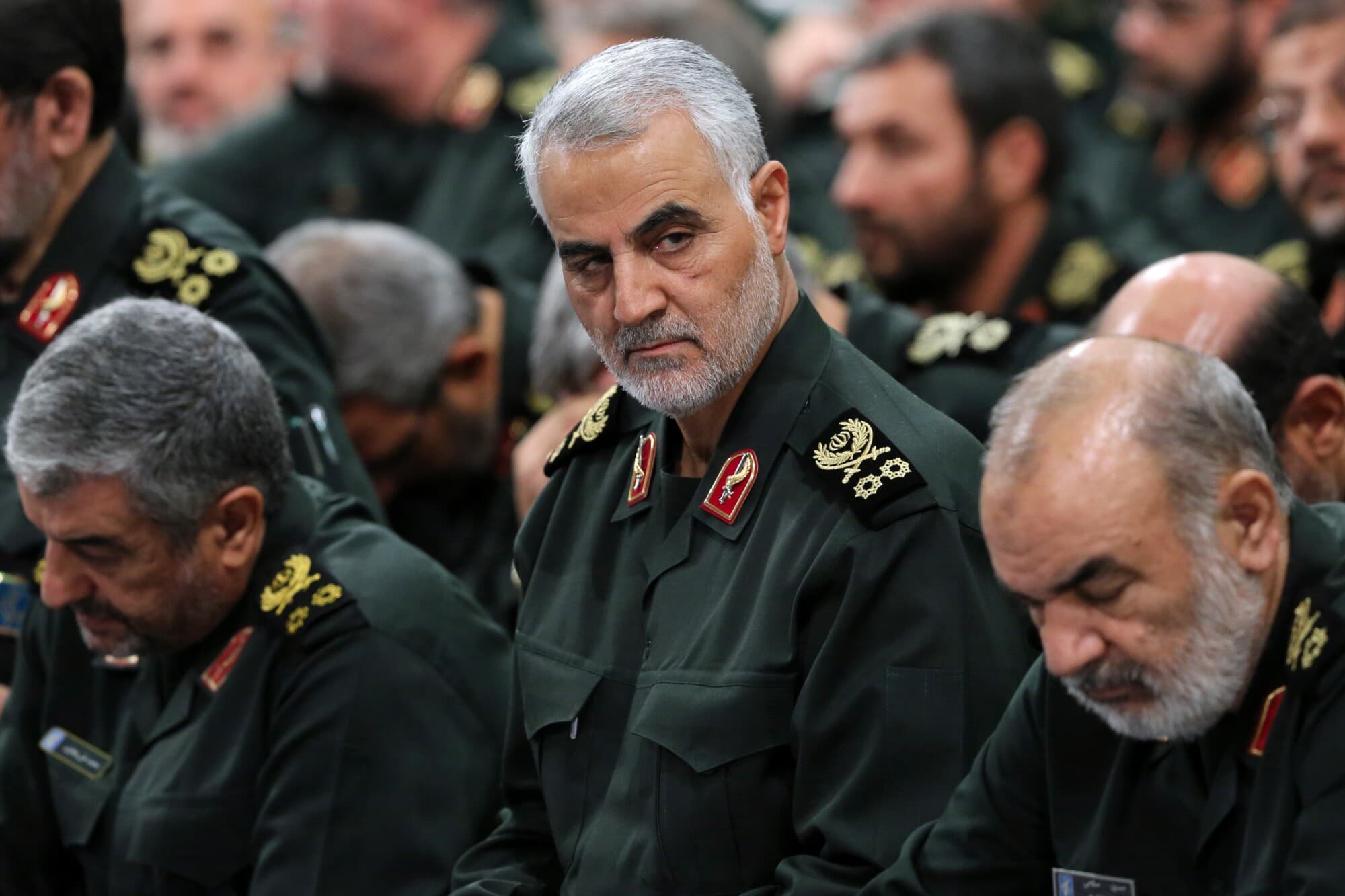 El general de la Guardia Revolucionaria, Qasem Soleimani (C), asiste a una reunión en Teherán el 18 de septiembre de 2016. (Oficina del Líder Supremo iraní vía AP).
