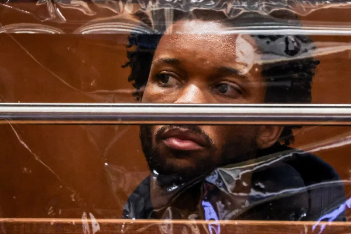 El cantante David Anthony Burke, conocido como D4vd, observa durante su comparecencia por el asesinato de Celeste Rivas Hernández en el Centro de Justicia Penal Clara Shortridge Foltz de Los Ángeles, el 20 de abril de 2026. (Ted Soqui/Pool vía Reuters)