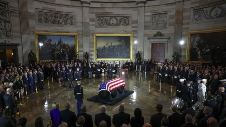 Trump rinde homenaje a Lindsey Graham como un "auténtico estadounidense"