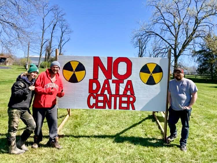 Miembros de Southern Ohio Responsible Development posan con un cartel en contra de un centro de datos planificado en Mount Orab, Ohio, en marzo de 2026. (Cortesía de Danei Edelen/Southern Ohio Responsible Development).
