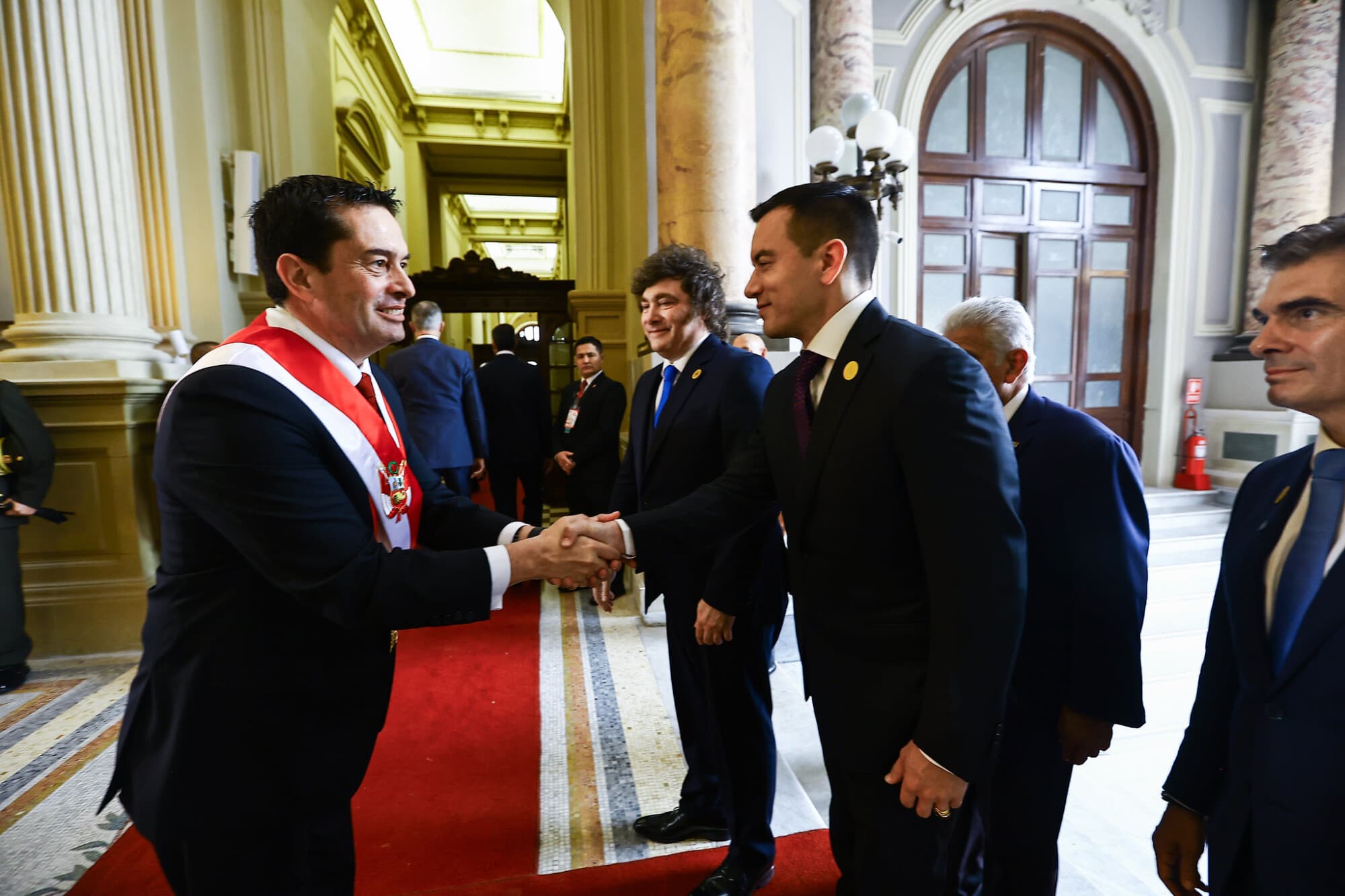 Miguel Ángel Torres Morales, presidente del Congreso y vicepresidente de la República, estrecha la mano del presidente de Ecuador, Daniel Noboa, a lado del presidente de Argentina, Javier Milei el 28 de julio de 2026 en Lima, Perú. (Cortesía del Congreso de la República del Perú)