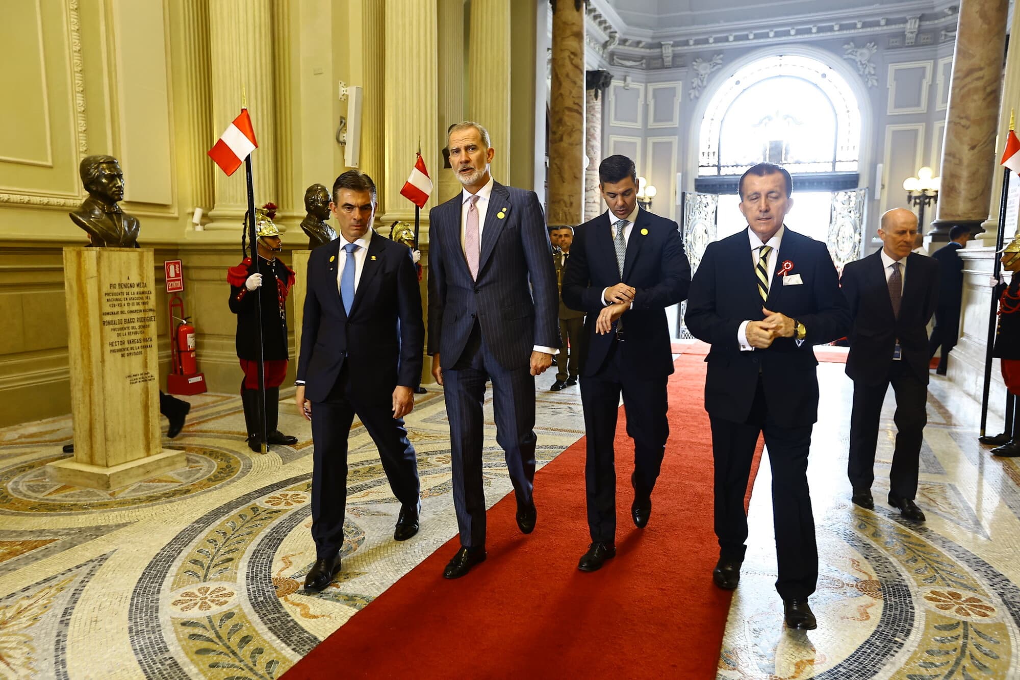 El presidente de Bolivia Rodrigo Paz Pereira, el Rey de España, Felipe VI, Rey de España, el presidente de Paraguay, Santiago Peña  asisten a la toma de posesión de Keiko Fujimori en Lima, Perú el 28 de julio de 2026. (Cortesía del Congreso de la República del Perú)