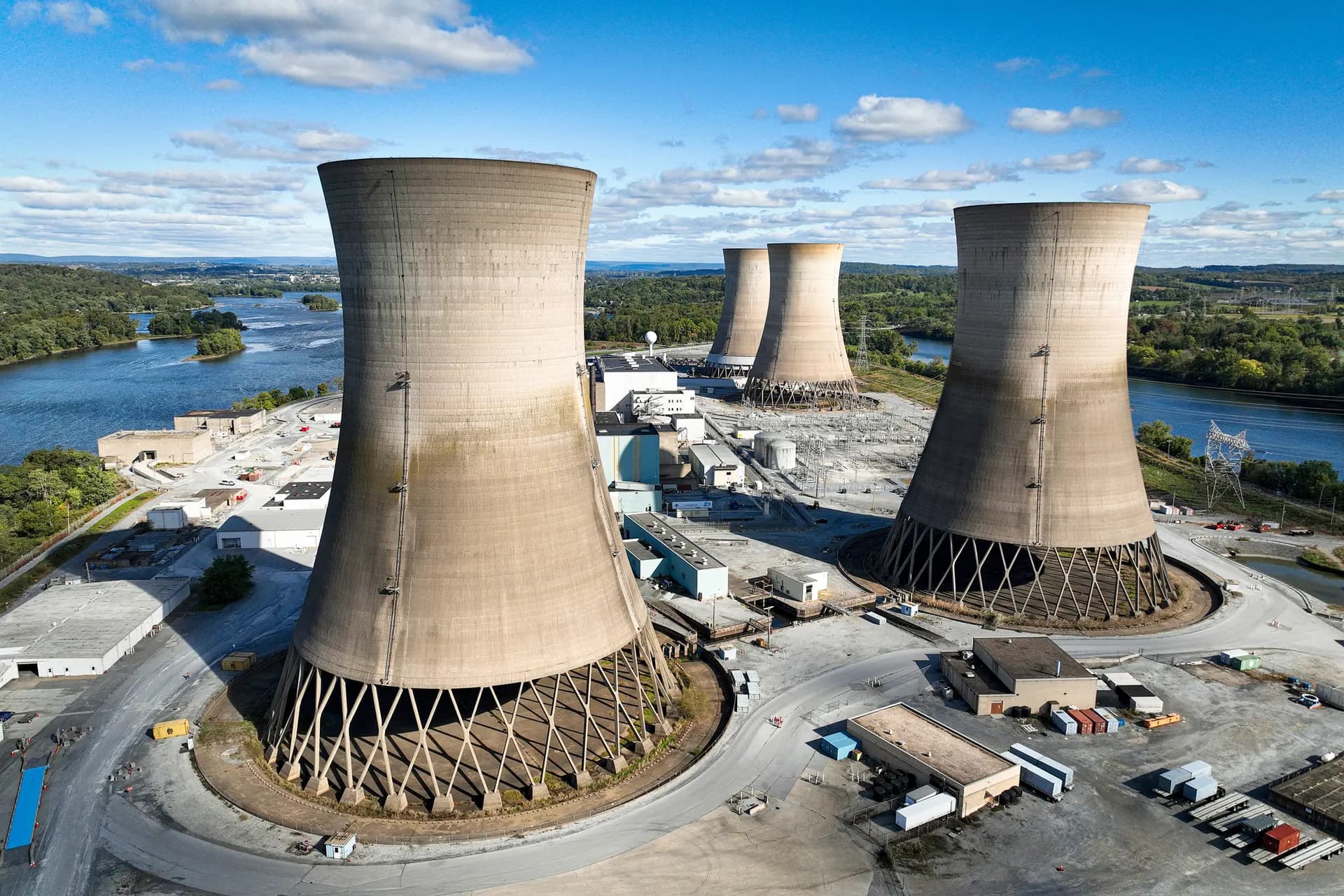 La central nuclear de Three Mile Island, ya fuera de servicio, se encuentra en medio del río Susquehanna, cerca de Middletown, Pensilvania, el 10 de octubre de 2024. Desde 1990, solo se han construido dos nuevos reactores nucleares en Estados Unidos, en gran parte debido a la percepción pública tras accidentes nucleares como la fusión parcial ocurrida en 1979 en dicha central. (Chip Somodevilla/Getty Images).