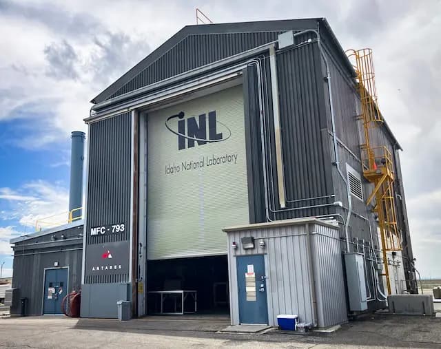 El reactor Mark-O de Antares Nuclear, con sede en California, en el Complejo de Materiales y Combustibles del Laboratorio Nacional de Idaho, al oeste de Idaho Falls, Idaho, el 24 de junio de 2026. La empresa hizo historia cuando su reactor Mark-0, del tamaño de un contenedor de carga, alcanzó la criticidad el 4 de junio en esta planta renovada de tratamiento de desechos de sodio. (John Haughey/The Epoch Times).
