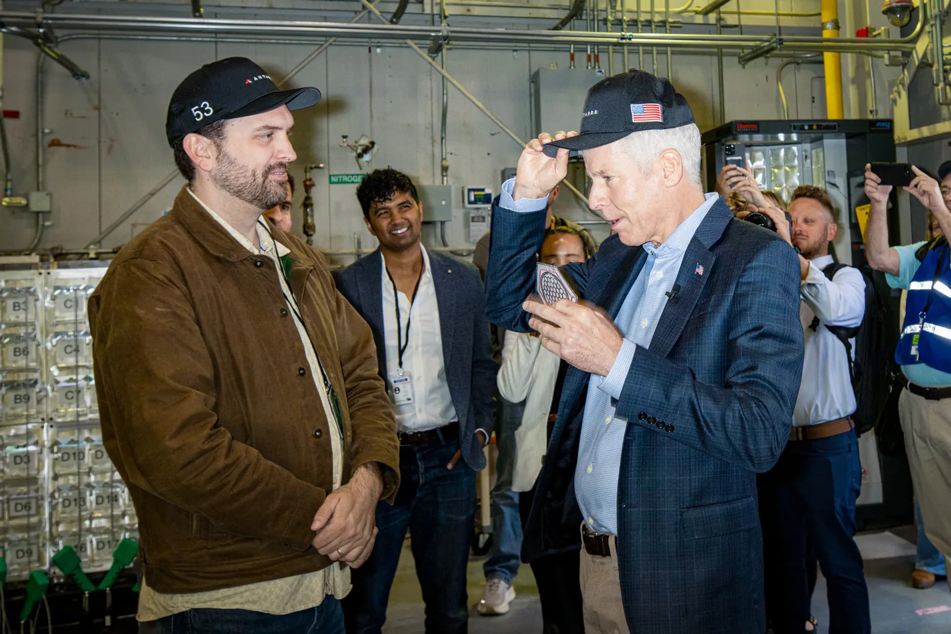 El secretario de Energía, Chris Wright (derecha), recibe un obsequio de Jordan Bramble (izquierda), director ejecutivo y cofundador de Antares, en el Laboratorio Nacional de Idaho, al oeste de Idaho Falls, Idaho, el 25 de junio de 2026. Wright visitó el laboratorio para celebrar los recientes avances en energía nuclear, en particular en lo que respecta a los reactores modulares pequeños y los microreactores. (Natalie Behring/Getty Images).