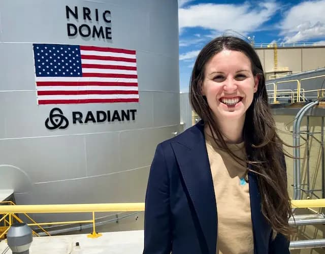 La presidenta de Radiant Nuclear, Tori Shivanandan, frente al Centro Nacional de Innovación en Reactores (DOME), en el Laboratorio Nacional de Idaho, al oeste de Idaho Falls, Idaho, a finales de junio de 2026. Shivanandan señaló que la empresa se encontraba realizando "rigurosas pruebas de componentes en cada una de las partes de este sistema" para su reactor Kaleidos, que se construirá y se pondrá a prueba este verano dentro del DOME. (John Haughey/The Epoch Times).