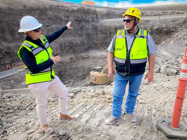 La gerente de proyectos de Atlas Engineering, Hillary Hack (izquierda), y el gerente de obra de Kiewit Nuclear, Marvin Robb, se reúnen en las instalaciones del Laboratorio Nacional de Idaho, al oeste de Idaho Falls, Idaho, a finales de junio de 2026. Entre los retos a los que se enfrentan se encuentra la excavación de 75 pies de profundidad que han llevado a cabo desde febrero, la cual albergará el Proyecto Aurora Powerhouse de Oklo. (John Haughey/The Epoch Times).