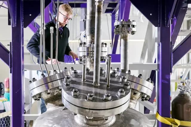 Un técnico supervisa el reactor de investigación de sales fundidas MSR-1 de Natura Resources en Lockhart, Texas, en 2024. Este reactor es el primer reactor avanzado alimentado con combustible líquido en obtener una licencia y el primer reactor de investigación universitario aprobado en más de 30 años. (Cortesía de Natura Resources).