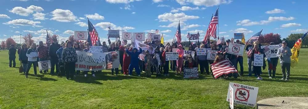 Residentes del área de Manteno se manifiestan en contra de la planta de baterías de Gotion planeada en Manteno, Illinois, en 2023. El movimiento de oposición pasó posteriormente de las protestas públicas a acciones legales y a las elecciones municipales. (Cortesía de Concerned Citizens of Manteno)