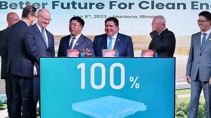 El gobernador de Illinois, JB Pritzker, y representantes de Gotion anuncian el proyecto de baterías en Manteno, Illinois, el 8 de septiembre de 2023. El estado valoró el paquete de incentivos en USD 536 millones. (Oficina del gobernador JB Pritzker)