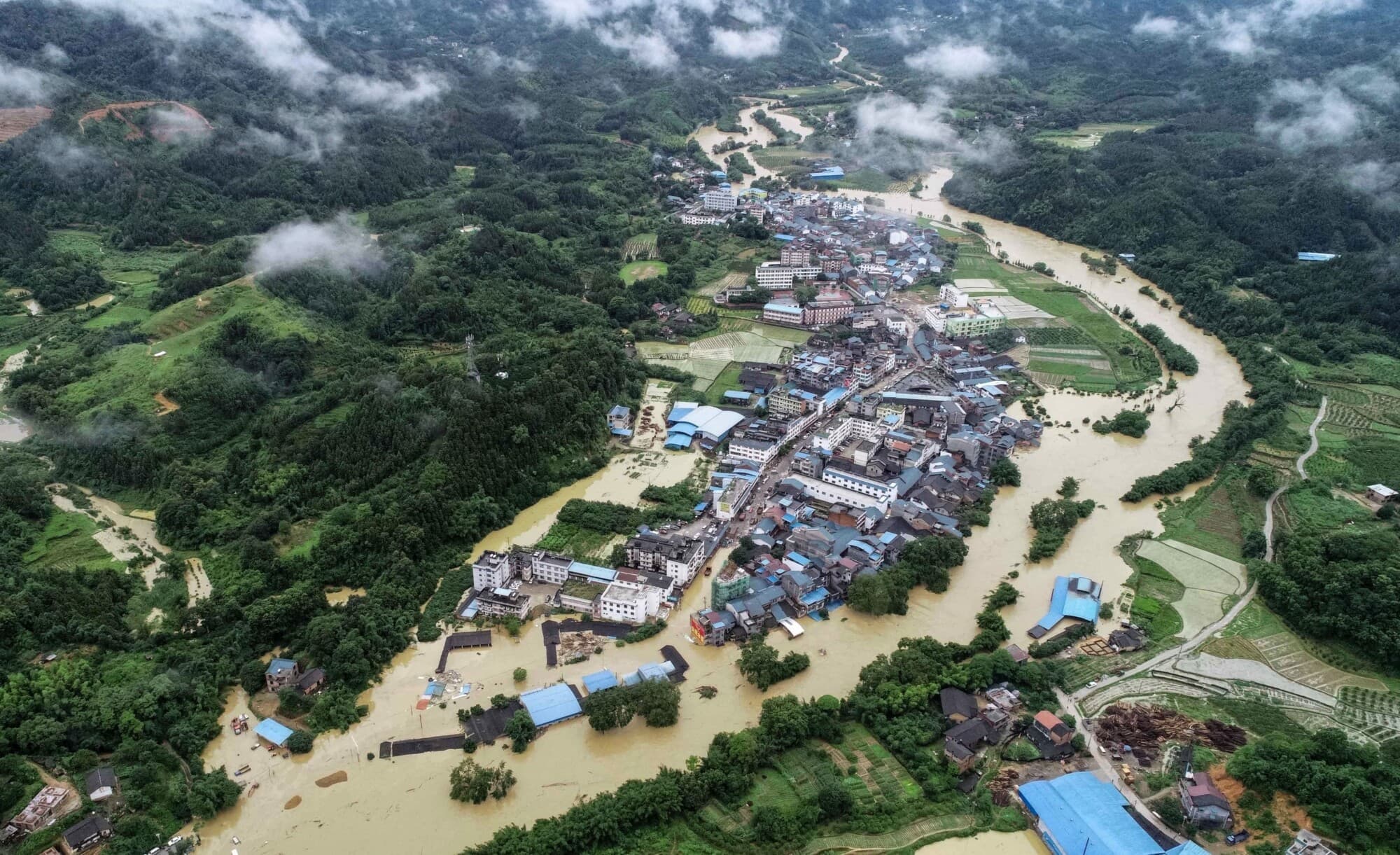 Panorámica de edificios y carreteras sumergidos tras las fuertes lluvias que provocaron inundaciones en Rongan, en la región de Guangxi, al sur de China, el 9 de junio de 2019. (STR/AFP/archivo/Getty Images).