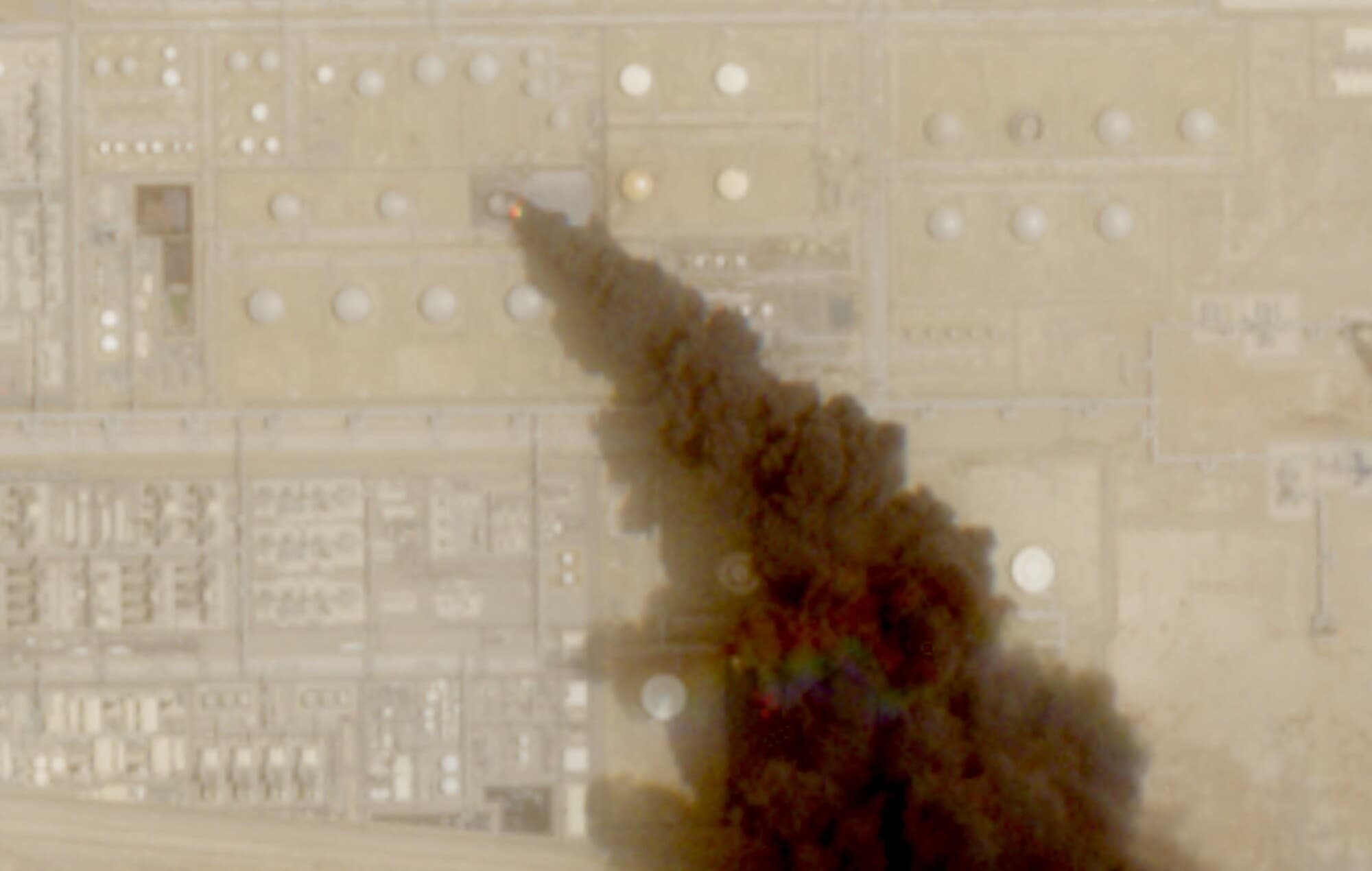 Una imagen satelital muestra una columna de humo que se eleva desde una instalación petrolera en Jizan, provincia de Jazan, Arabia Saudita, 26 de julio de 2026. (Unión Europea/Copernicus Sentinel-2/Reuters).