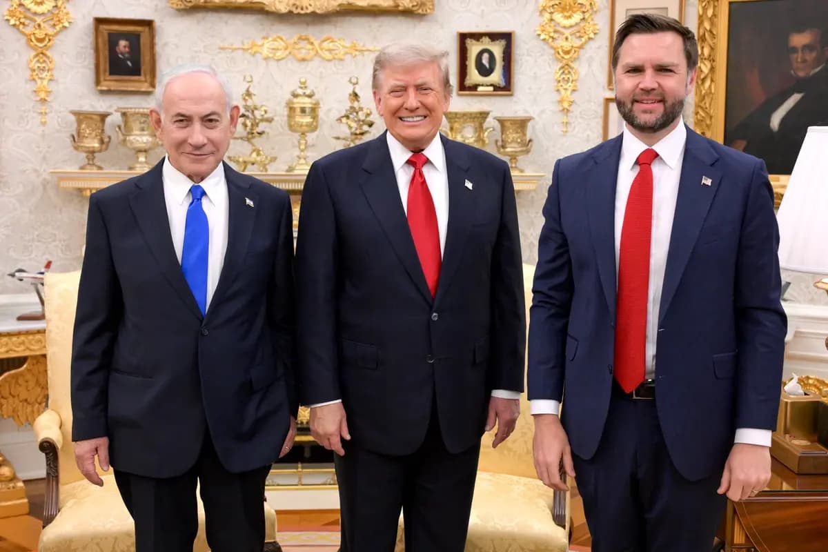 El primer ministro israelí, Benjamin Netanyahu (izquierda), el presidente de EE. UU., Donald Trump (centro), y el vicepresidente de EE. UU., JD Vance (derecha), en el Despacho Oval de la Casa Blanca el 28 de julio de 2026. (GPO).