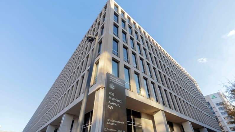 Investigan a distritos de Denver y DC por obligar a alumnos del mismo sexo a besarse en el Mes del Orgullo