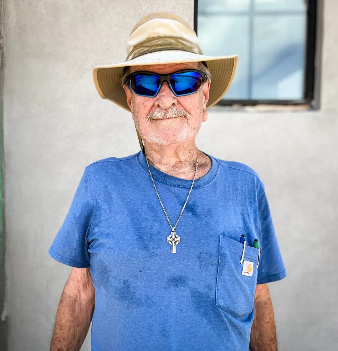 El zahorí de Arizona Jack Coel lleva una cruz celta tradicional como símbolo de su fe, en Phoenix el 13 de julio de 2026. (Allan Stein/The Epoch Times)