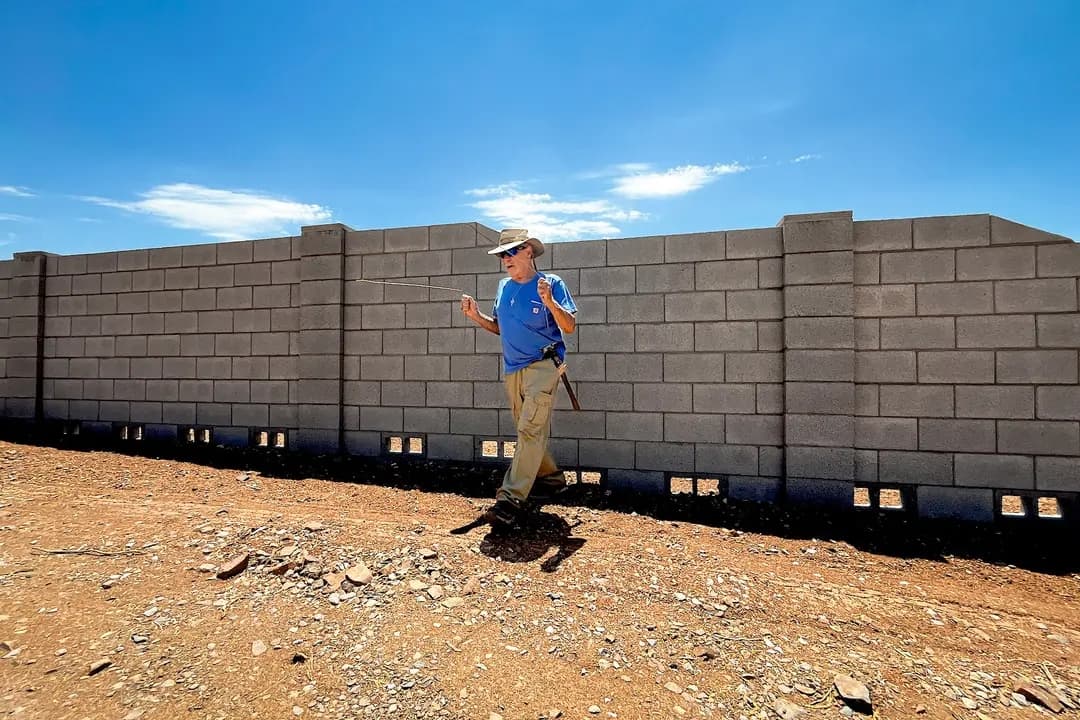 El zahorí Jack Coel se prepara para buscar una fuente de agua subterránea en Phoenix el 13 de julio de 2026. (Allan Stein/The Epoch Times)