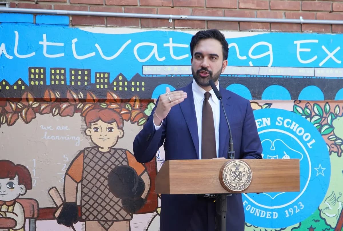El alcalde de la ciudad de Nueva York, Zohran Mamdani, habla con la prensa para hacer un anuncio sobre el cuidado infantil en Jackson Heights, Queens, el 19 de mayo de 2026. (Nicholas Zifcak/The Epoch Times)